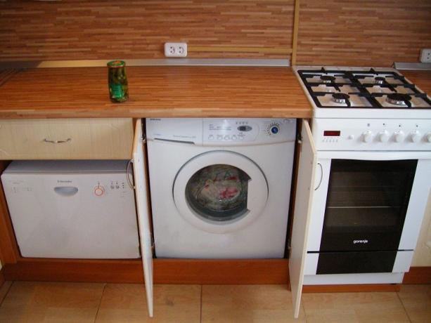 Tempat yang bagus untuk mesin cuci di dapur