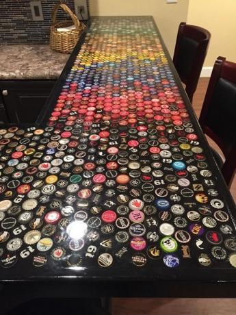 Top table, yang dilapisi dengan 2530 topi.