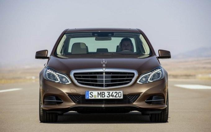 Jerman kelas bisnis sedan Mercedes-Benz E-Class pada tahun 2014. | Foto: cheatsheet.com.