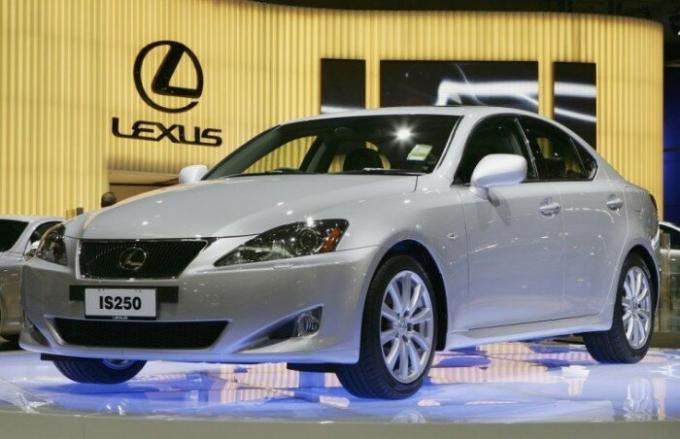 Lexus IS mobil yang berhubungan dengan kemewahan dan kehandalan. | Foto: cheatsheet.com.