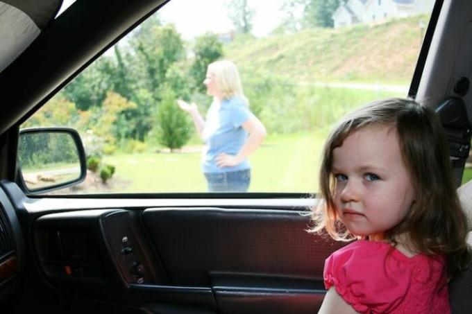 kendaraan berat menimbulkan bahaya pada anak.