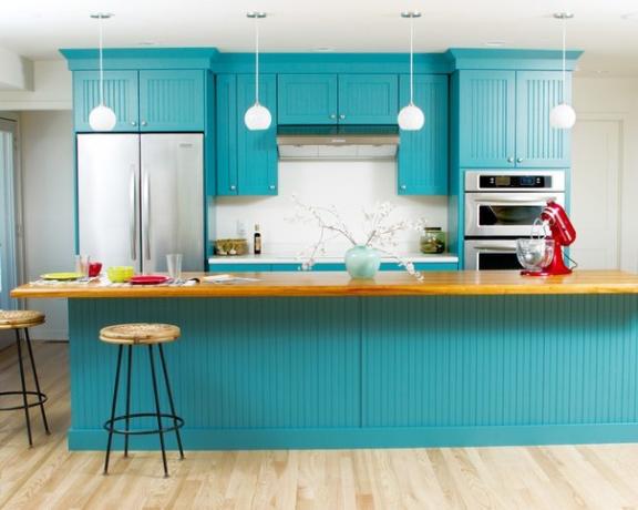 Kitchen set dalam warna turquoise dipadukan dengan dinding dan lantai yang terang