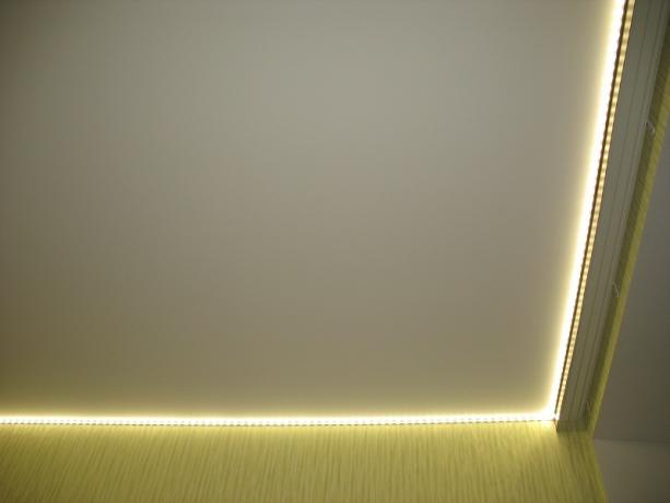 pencahayaan di dapur dengan strip LED
