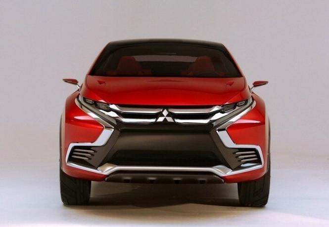 Mulai dari tahun 2015, crossover Mitsubishi Outlander menerima desain berbentuk X-of "Chuck". | Foto: avtosreda.ru.