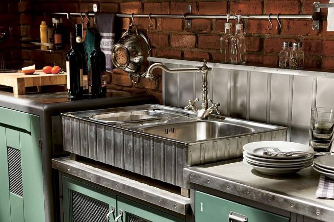 Ingatlah bahwa interiornya terdiri dari hal-hal kecil. Bahkan faucet yang tepat dapat menonjolkan gaya yang dipilih.