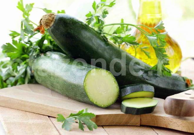 Kami sedang mempersiapkan salad zucchini dan terong