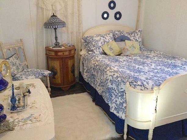 Nyaman retro kamar tidur dalam warna putih dan biru.