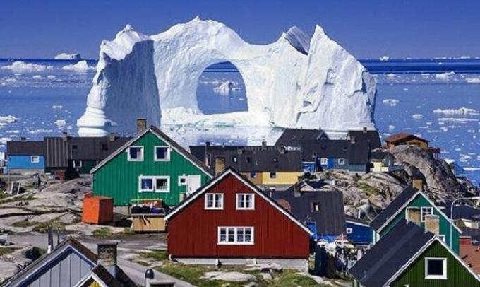 Kota Longyearbyen adalah terkenal di seluruh dunia untuk rumah berwarna tidak biasa.