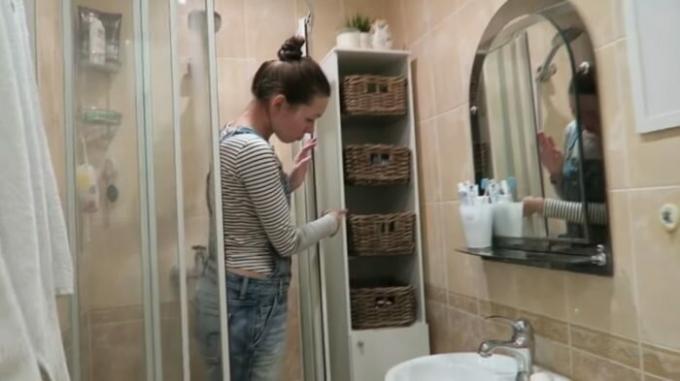 Melalui instalasi kamar mandi bisa menempatkan kasus ini untuk penyimpanan deterjen. | Foto: cpykami.ru.