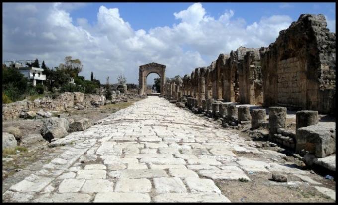 Bangsa Romawi mampu membangun jalan yang ada sampai hari ini