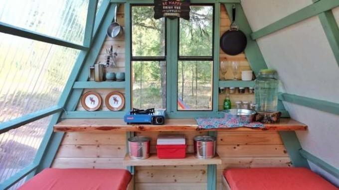 Interior rumah sangat sederhana: dua tempat tidur dan worktop dapur.