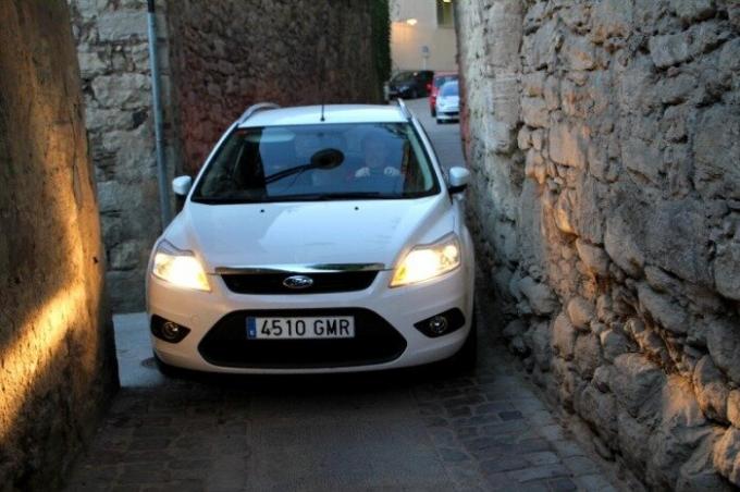 Pengemudi Ford hampir menyelinap melalui jalan-jalan sempit Girona Spanyol. | Foto: chambersarchitects.com.