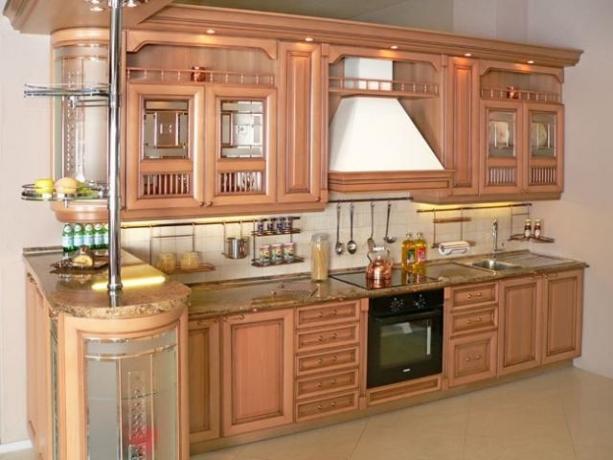 Desain furnitur dapur dengan warna-warna hangat