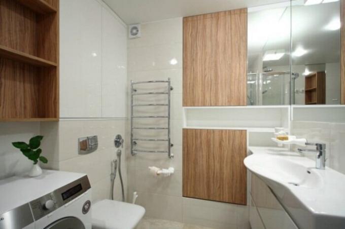 Membuat "mandi basah" bergaya Eropa telah membantu untuk mengurangi ukuran kamar mandi. | Foto: interiorsmall.ru.