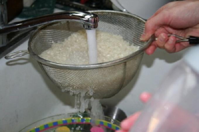 Cuci beras dalam saringan nyaman dengan air mengalir.