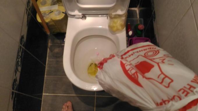 Cara ketiga yang paling jahat untuk membersihkan toilet.