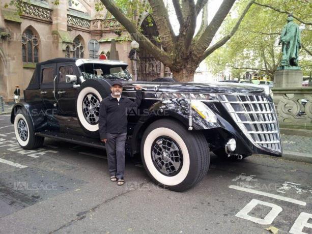 Sheikh Hamad bin Hamdan Al Nahyan, dengan mobilnya raksasa Spider di Strasbourg