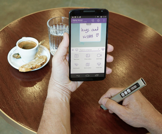 Dengan Phree Digital Stulus dapat menulis di permukaan apapun - kata-kata dan sketsa langsung muncul di layar smartphone Anda
