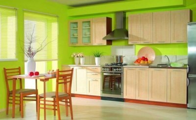 Perpaduan warna hijau muda pada interior dapur dengan detail merah yang kontras