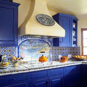 Foto dapur biru dengan latar belakang dinding terang
