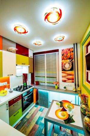 Banyak warna-warna cerah dalam interior dapur.