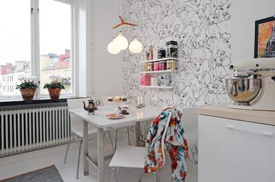 Wallpaper hitam putih untuk dapur mempertahankan gaya keseluruhan dan tidak membebani interior
