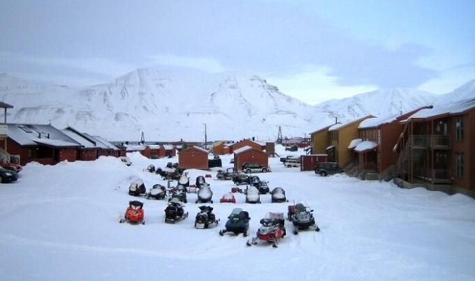 Di musim dingin, semua penduduk dan wisatawan pindah mobil salju (Longyearbyen, Norwegia).