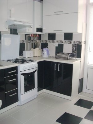 Lantai dapur hitam putih dengan desain kotak-kotak