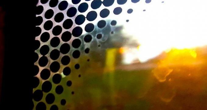 Apa ini titik-titik hitam pada kaca mobil dan mengapa mereka dibutuhkan