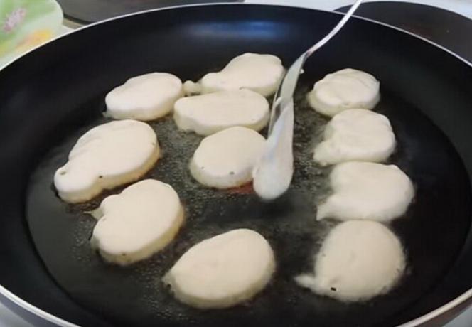 Anda dapat menempatkan sebuah sendok pancake pada wajan panas.