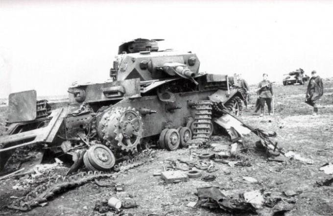 Kemudian mereka mulai membayar dan dilapisi dengan tank-tank Jerman. | Foto: album Militer.