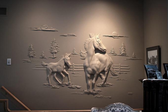 Kuda dan anak kuda bermain-main satu menghiasi dinding ruang tamu. | Foto: pinterest.com.