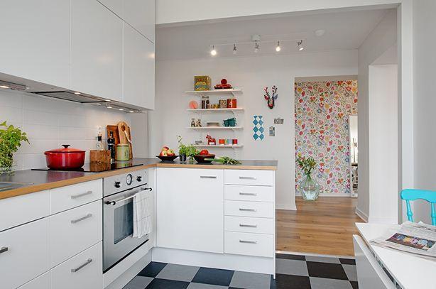 Dapur kayu putih adalah langkah yang sangat populer di ruang makan dengan motif Skandinavia 