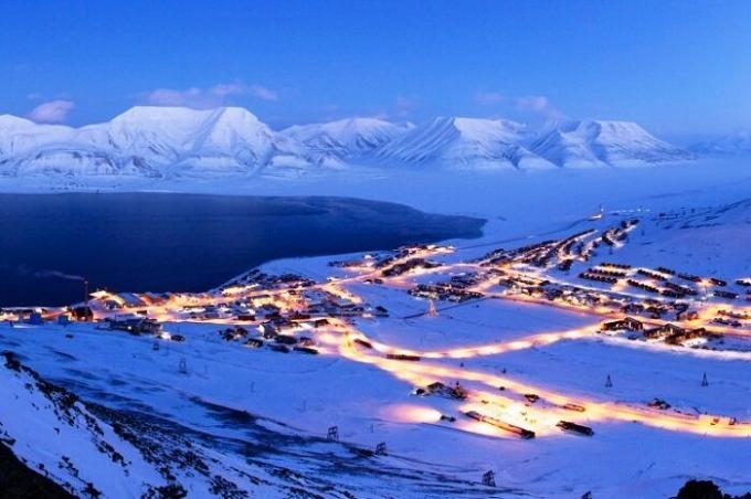 Arctic oasis kota Longyearbyen (Norwegia).
