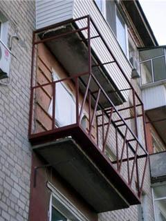 Kaca dan isolasi balkon harus didasarkan pada bingkai sudut.