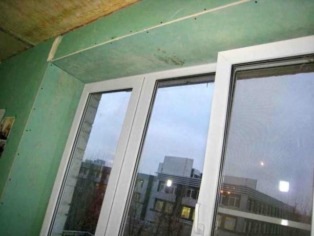 Mengapa master berpengalaman merekomendasikan untuk menggunakan lereng jendela drywall, bukan plastik