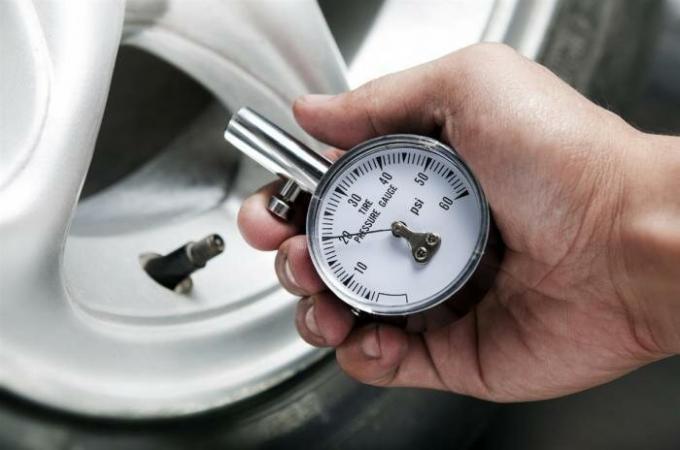 Tekanan ban secara signifikan dapat meningkatkan konsumsi bahan bakar. | Foto: autoglim.ru