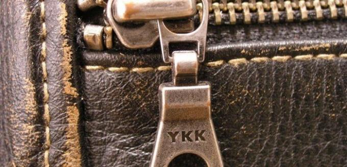 Surat «YKK» dihiasi dan terjangkau pakaian dan tas desainer mahal.