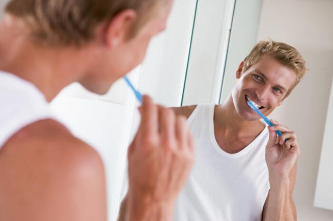 Mandi, jangan lupa untuk benar-benar membersihkan gigi. / Foto: static5.depositphotos.com. 