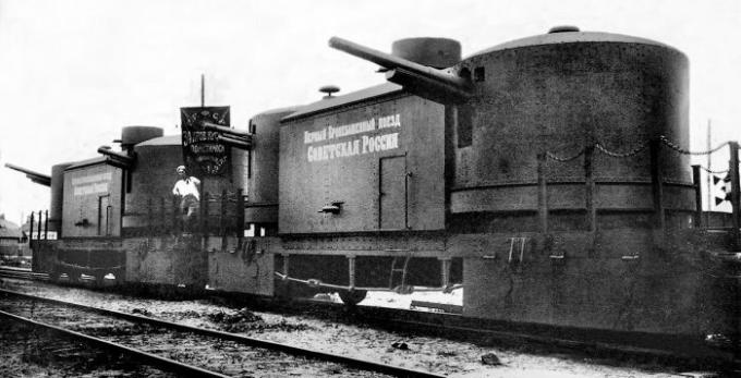 Tank pada rel: bagaimana dibangun kereta lapis baja Rusia