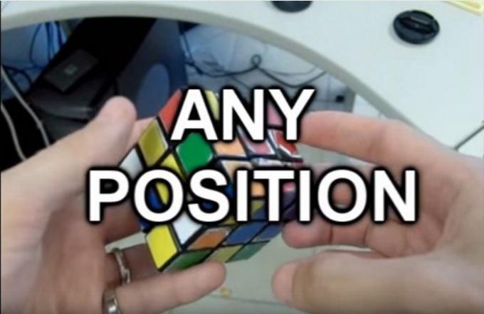 Cara merakit kubus Rubik melalui dua gerakan