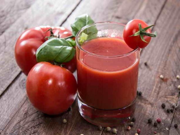 Pemanenan jus sehat dari tomat © ofazende.ru