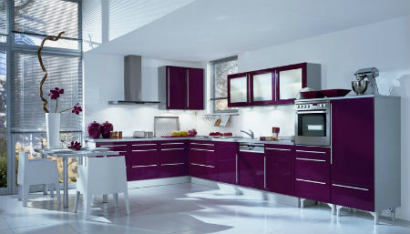 Dapur bergaya modern dengan warna ungu dan putih