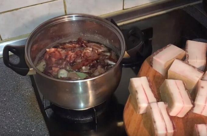 Irisan daging memasak di bawang kulit.