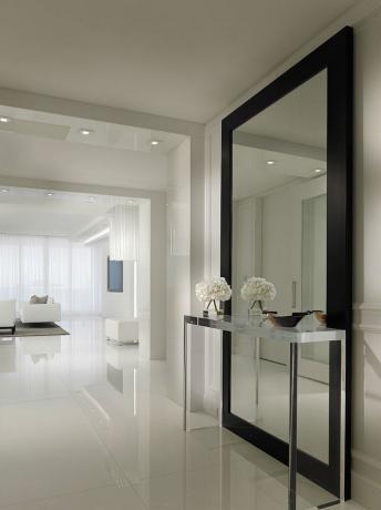 Penggunaan cermin tinggi dapat menambah cahaya dan volume pada ruangan.