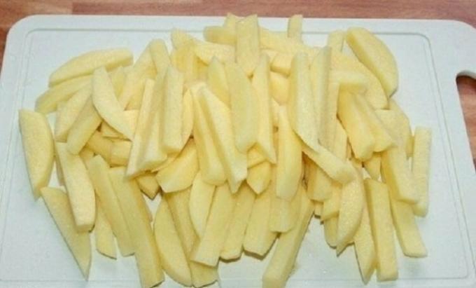 Potong kentang dikupas ke dalam batang 1 cm dengan ketebalan.
