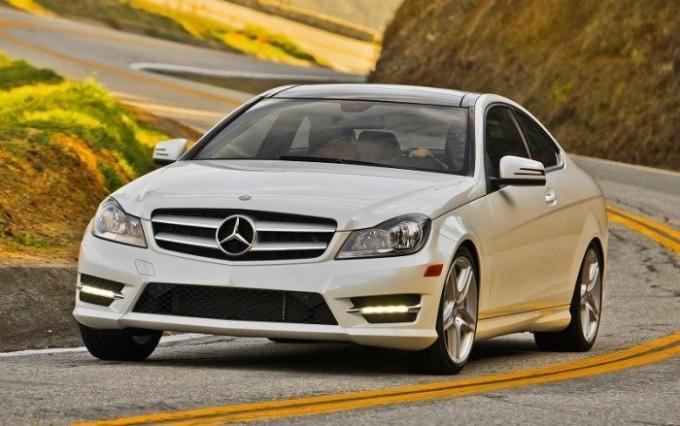Mercedes-Benz sedan kompak Executive C350 2014. | Foto: cheatsheet.com.