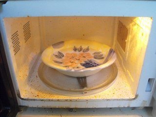 Membersihkan dengan microwave