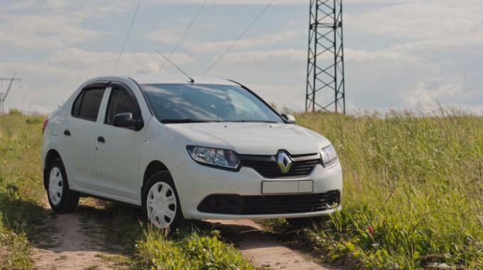 Renault Logan, setelah memperbarui menyingkirkan penampilan terus terang utilitarian. | Foto: drive2.ru