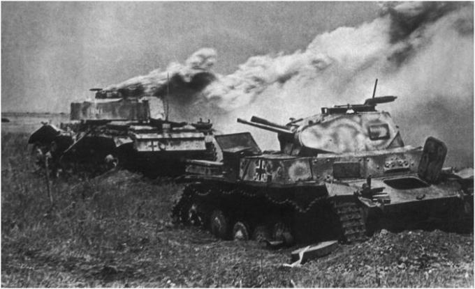 Sudah pertempuran pertama menunjukkan bahwa tank-tank Jerman tidak begitu diandalkan. | Foto: yandex.ua. 